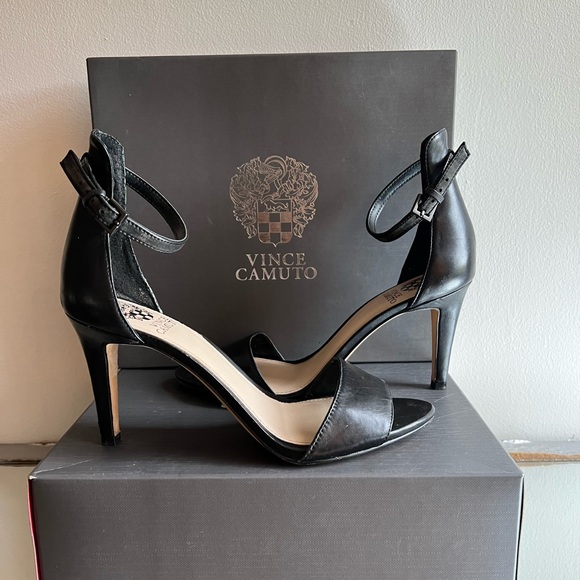 Vince Camuto 8.5M heels - Picture 1 of 1
